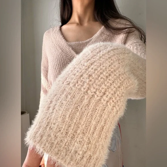 Say What brand fuzzy set
Cropped tank top and cropped cardigan M - Picture 3 of 4